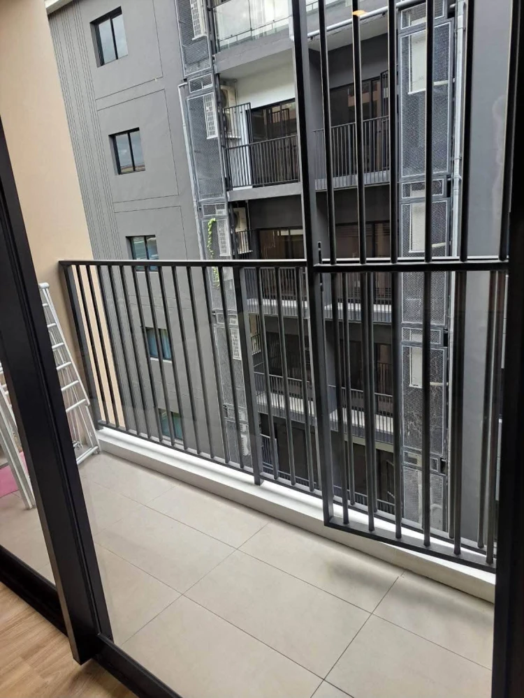 Blossom condo @ Sathorn-Charoenrat for rent. Fully furnished with complete set of appliances. Book now!