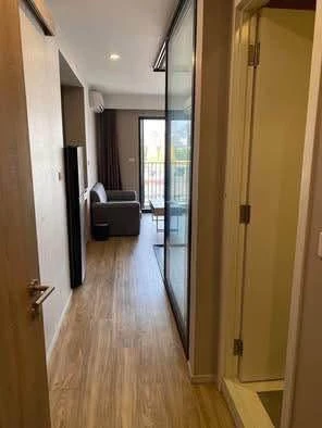 Blossom Condo @ Sathorn-Charoenrat for rent. Well-partitioned rooms with separate zones. Great price! Book now!
