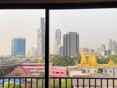 Blossom Condo @ Sathorn-Charoenrat for rent. Well-partitioned rooms with separate zones. Great price! Book now!