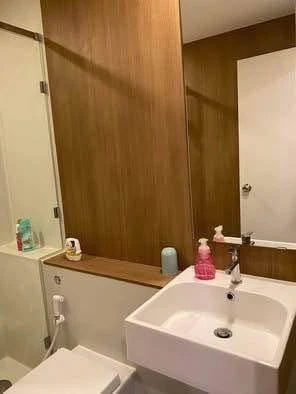 Blossom Condo @ Sathorn-Charoenrat for rent. Well-partitioned rooms with separate zones. Great price! Book now!