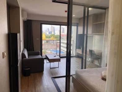 Blossom Condo @ Sathorn-Charoenrat for rent. Well-partitioned rooms with separate zones. Great price! Book now!