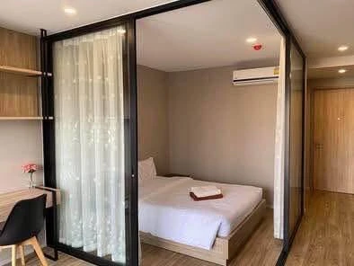 Blossom Condo @ Sathorn-Charoenrat for rent. Well-partitioned rooms with separate zones. Great price! Book now!
