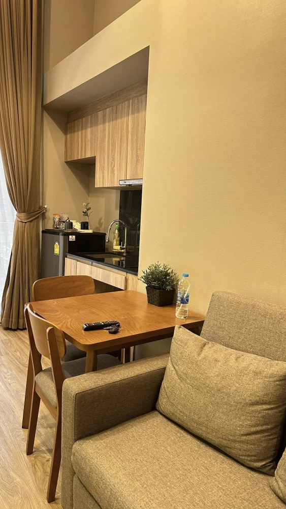 Blossom Condo @ Sathorn-Charoenrat for rent. Ready to move in, fully furnished with appliances. Spacious and comfortable. Book now!