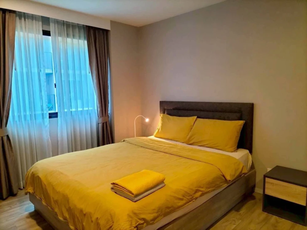 Blossom Condo @ Sathorn-Charoenrat for rent. Ready to move in, fully furnished. Spacious room. Book now!