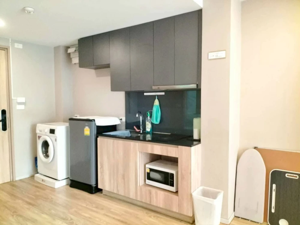 Blossom Condo @ Sathorn-Charoenrat for rent. Ready to move in, fully furnished. Spacious room. Book now!