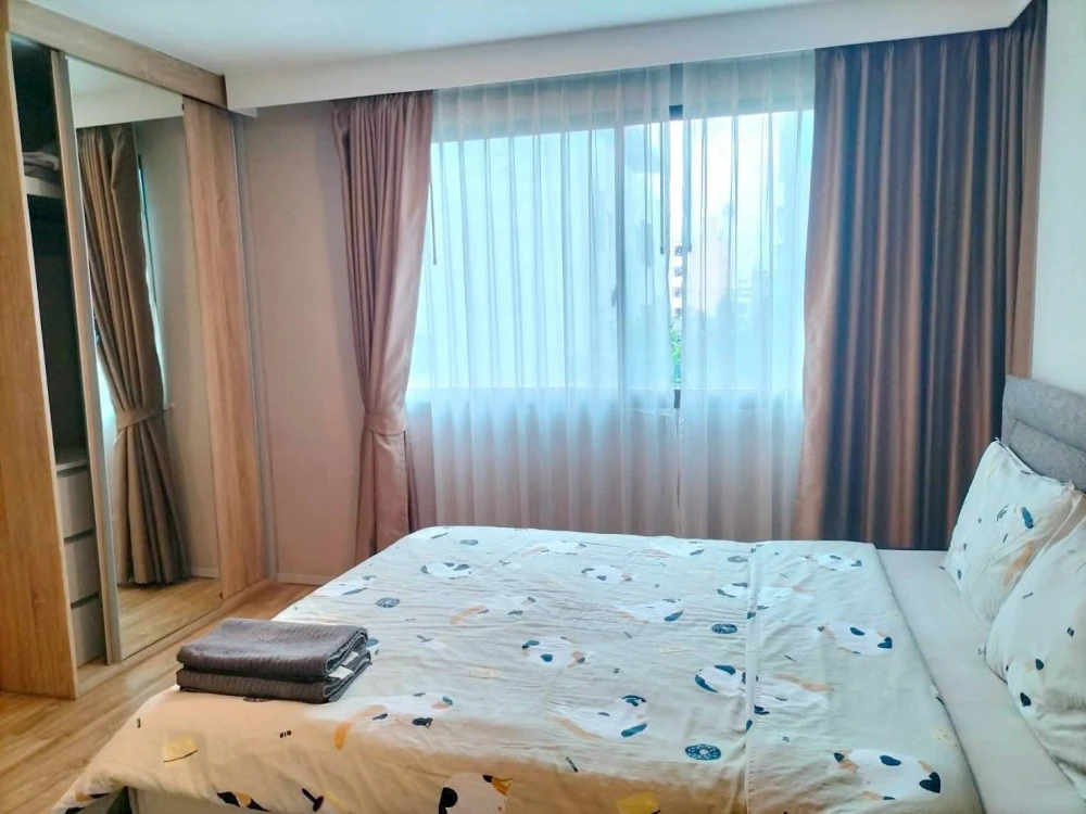 Blossom Condo @ Sathorn-Charoenrat for rent. Ready to move in, fully furnished. Spacious room. Book now!