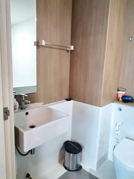 Blossom Condo @ Sathorn-Charoenrat for rent. Ready to move in, fully furnished. Spacious room. Book now!