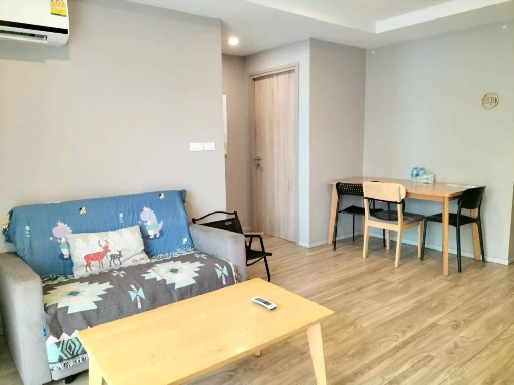 Blossom Condo @ Sathorn-Charoenrat for rent. Ready to move in, fully furnished. Spacious room. Book now!