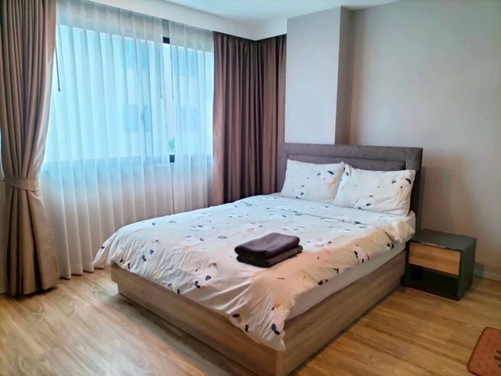 Blossom Condo @ Sathorn-Charoenrat for rent. Ready to move in, fully furnished. Spacious room. Book now!