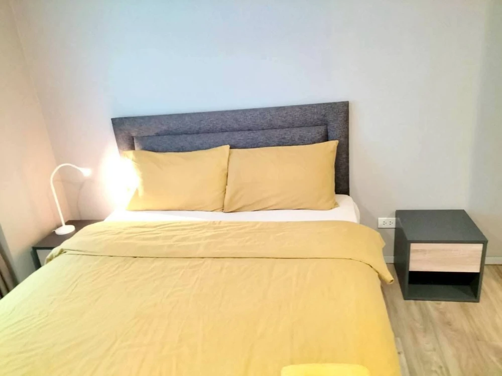 Blossom Condo @ Sathorn-Charoenrat for rent. Ready to move in, fully furnished. Spacious room. Book now!