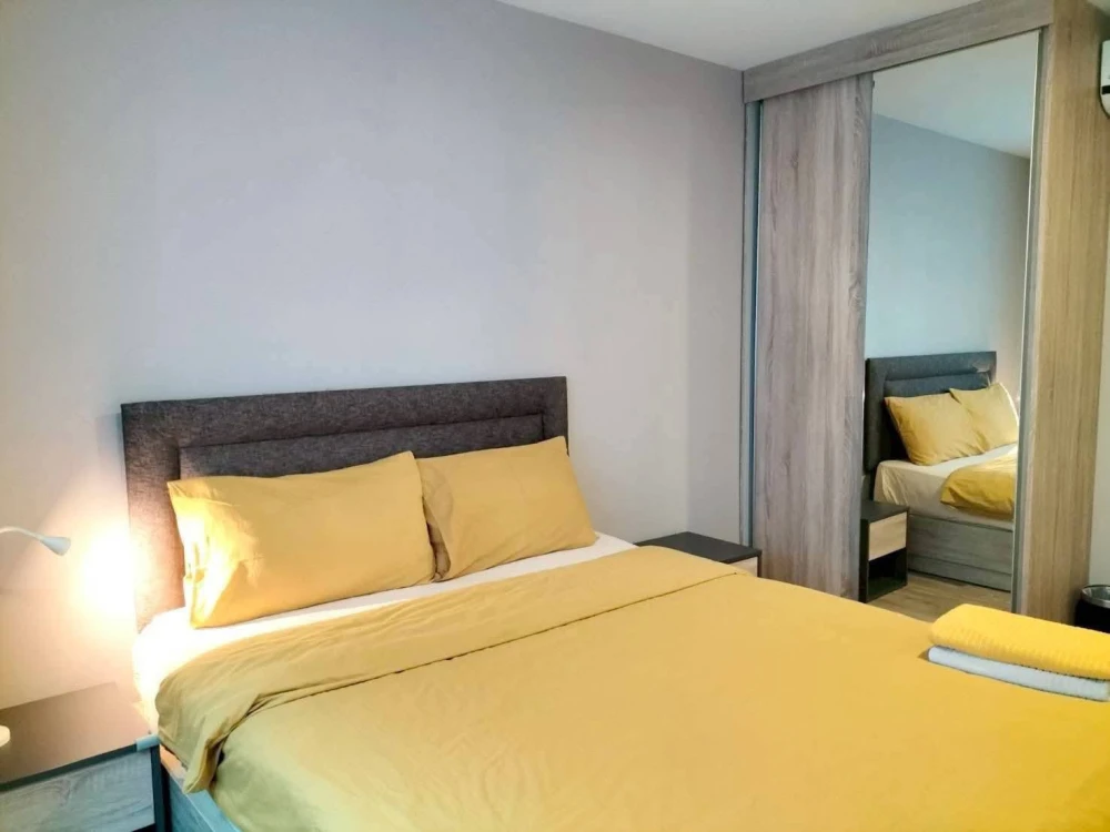 Blossom Condo @ Sathorn-Charoenrat for rent. Ready to move in, fully furnished. Spacious room. Book now!