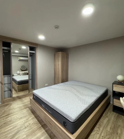 Blossom Condo @ Sathorn-Charoenrat for rent. Fully furnished and ready to move in. Book now!