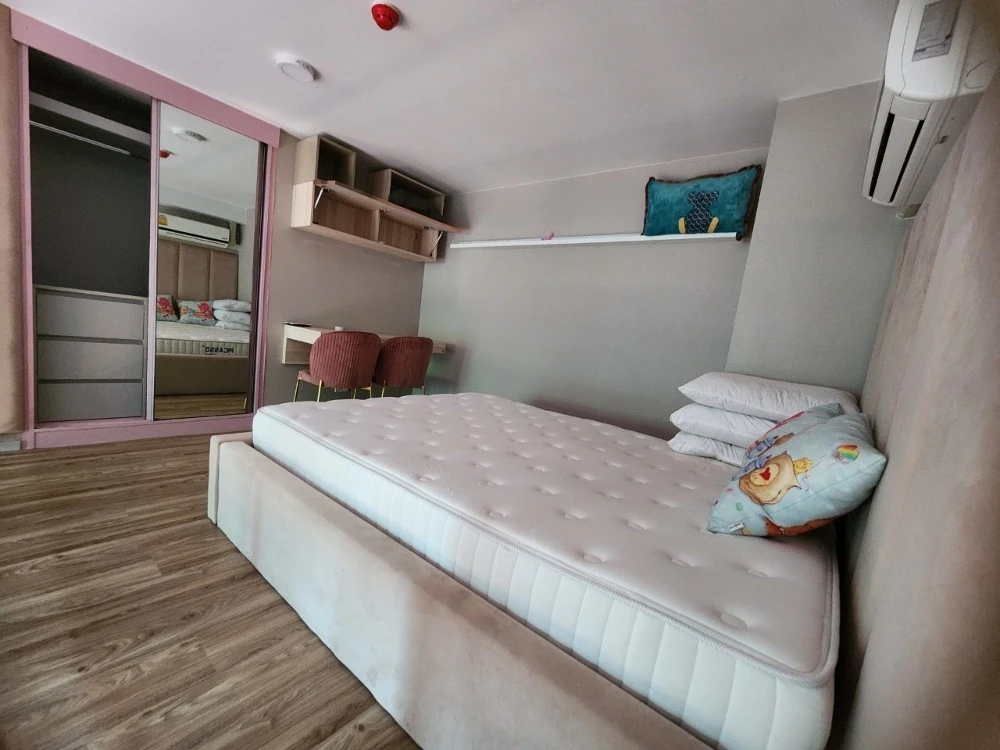 Blossom Condo @ Sathorn-Charoenrat for rent. Fully furnished and ready to move in. Book now!