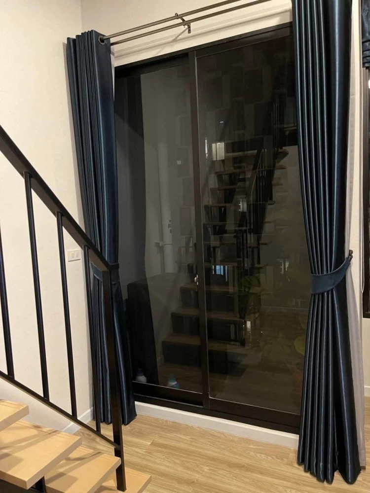 For rent: Blossom @Fashion, 2-story condo, home style, high ceilings, only one in the Ramintra area, corner room, extra large windows. Get an open vie