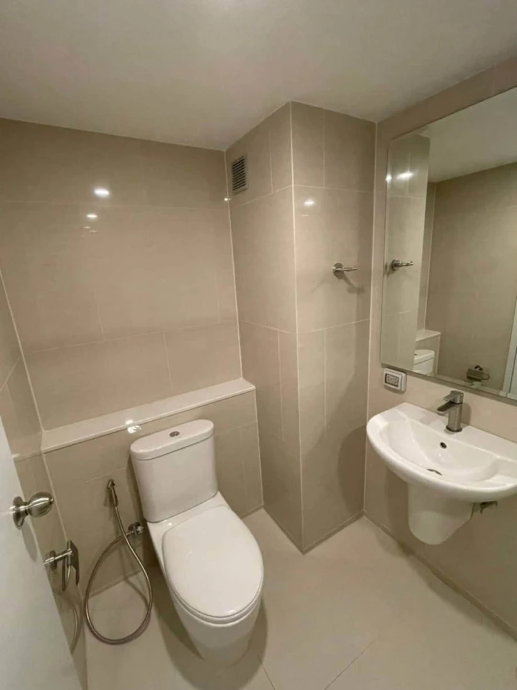 For rent: Blossom @Fashion, 2-story condo, home style, high ceilings, only one in the Ramintra area, corner room, extra large windows. Get an open vie