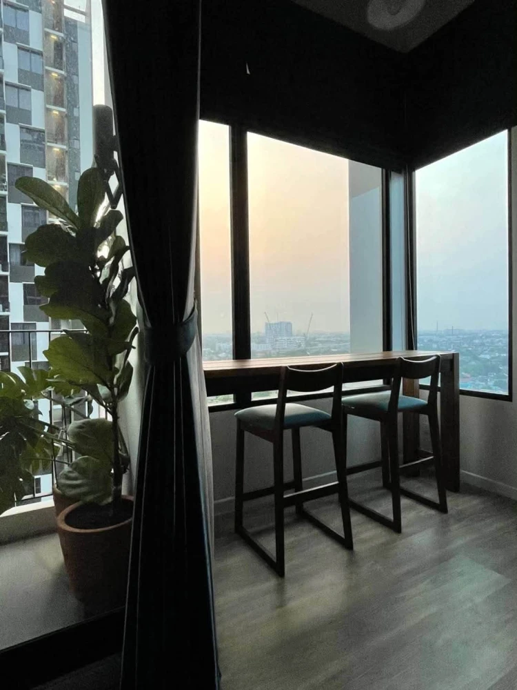 For rent: Blossom @Fashion, 2-story condo, home style, high ceilings, only one in the Ramintra area, corner room, extra large windows. Get an open vie