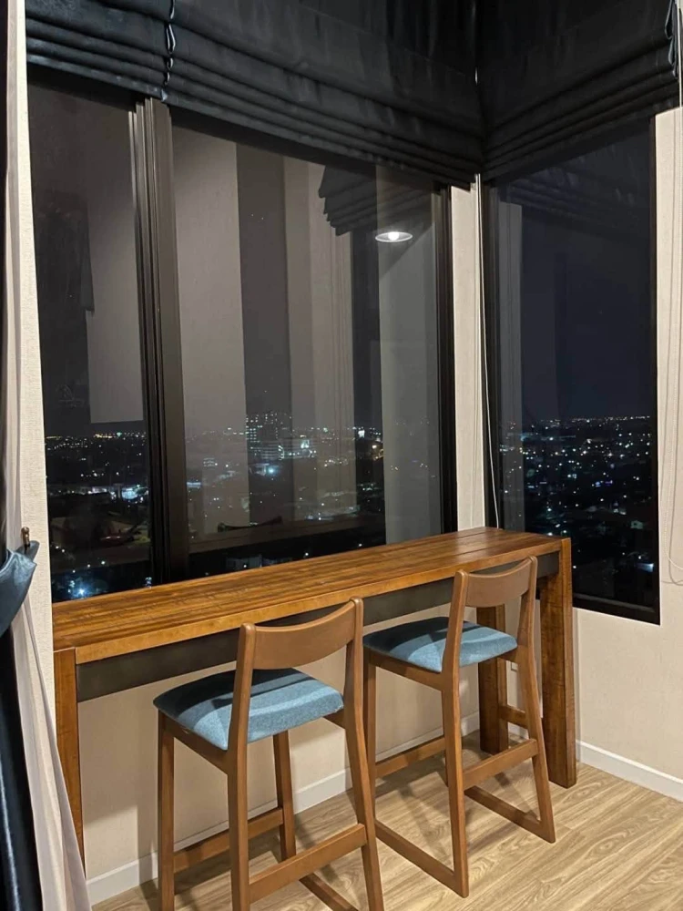For rent: Blossom @Fashion, 2-story condo, home style, high ceilings, only one in the Ramintra area, corner room, extra large windows. Get an open vie