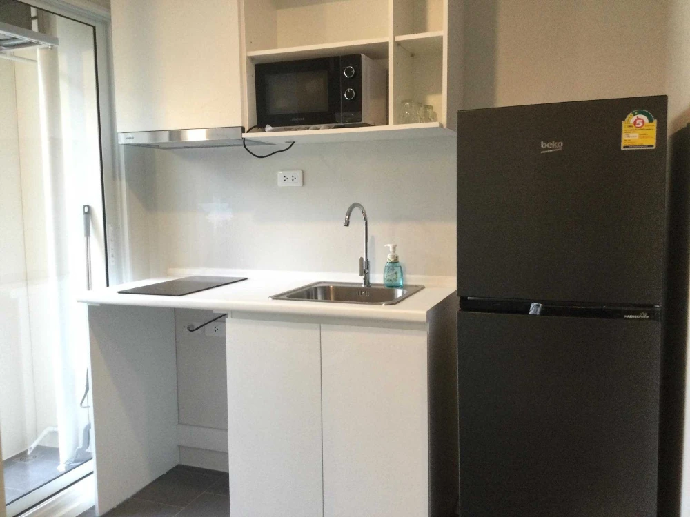 For rent: Blue Phahonyothin 35. Each room is partitioned into separate, well-defined zones. Excellent value! Don't miss out!