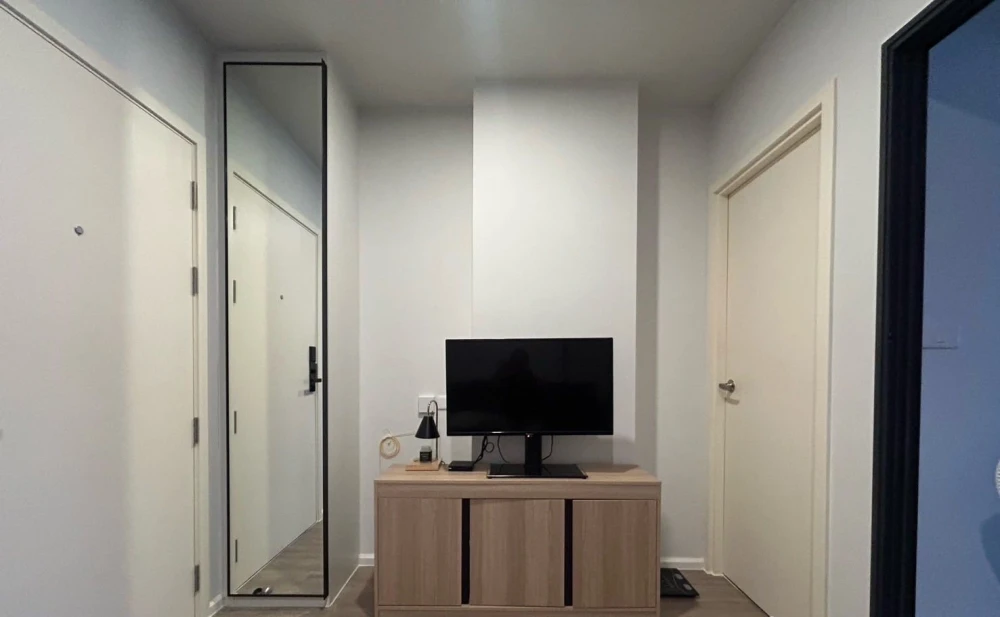 For rent: Blue Sukhumvit 89, 2nd floor, Building A, same floor as Co-Working Space, very convenient, must hurry.