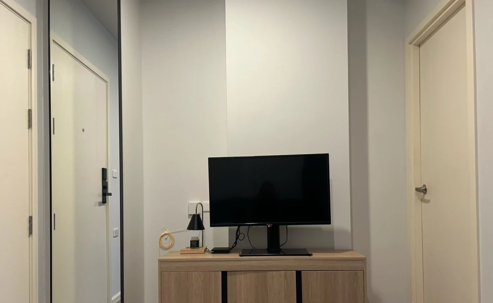 For rent: Blue Sukhumvit 89, 2nd floor, Building A, same floor as Co-Working Space, very convenient, must hurry.