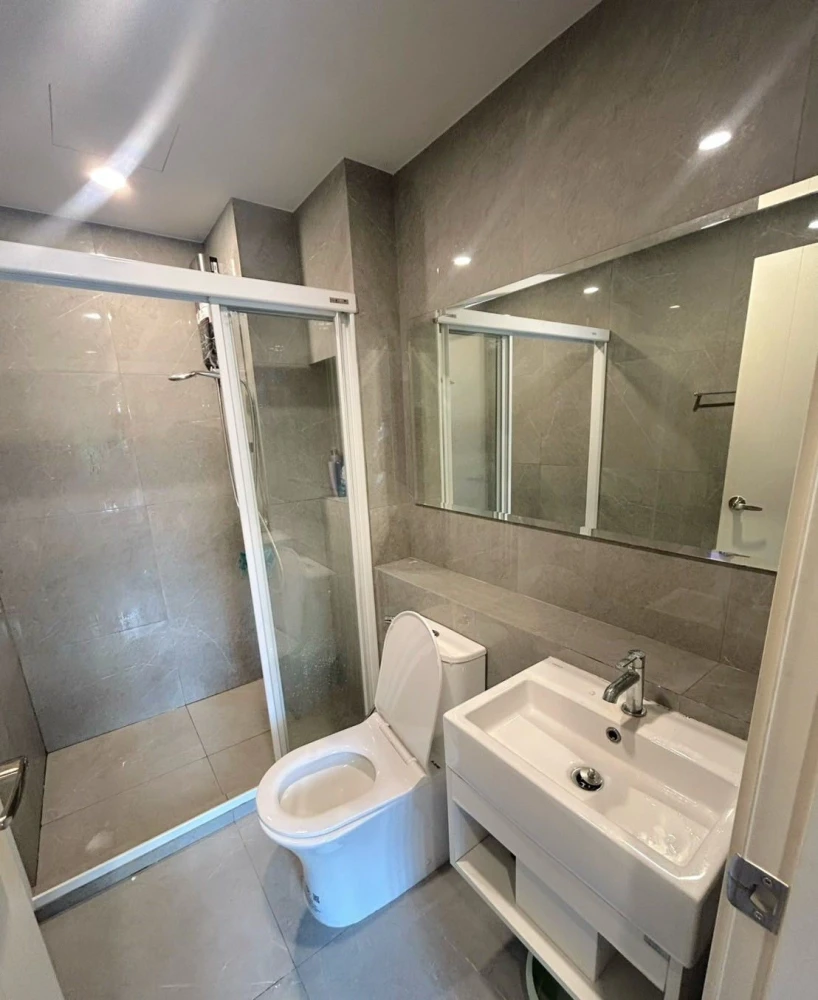 For rent: Blue Sukhumvit 89, 2nd floor, Building A, same floor as Co-Working Space, very convenient, must hurry.