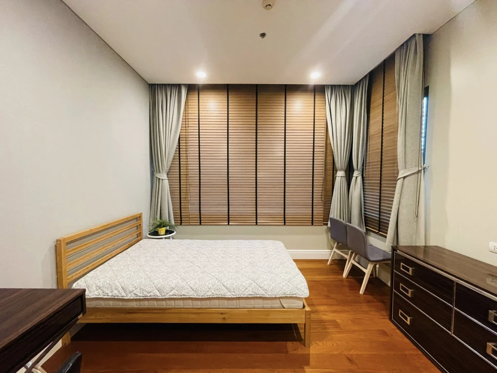 For rent: Bright Sukhumvit 24, 2 bedrooms, plenty of usable space, good location, convenient transportation. Hurry and reserve now!