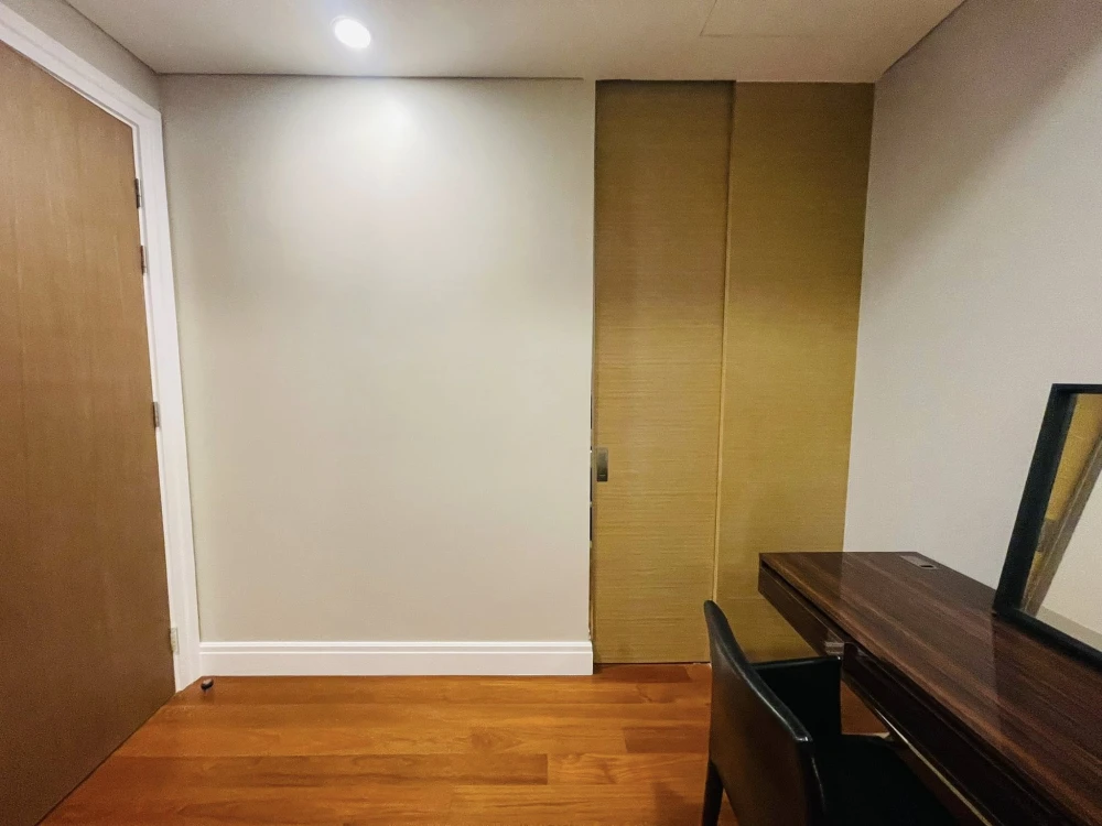 For rent: Bright Sukhumvit 24, 2 bedrooms, plenty of usable space, good location, convenient transportation. Hurry and reserve now!