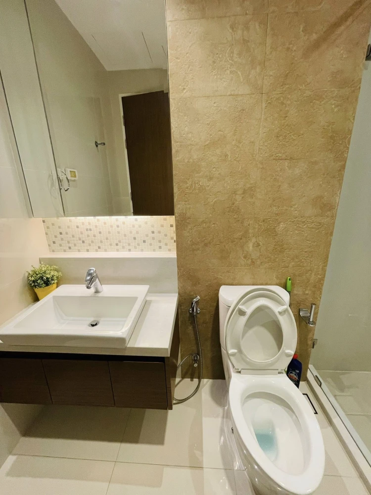 For rent: Bright Sukhumvit 24, 2 bedrooms, plenty of usable space, good location, convenient transportation. Hurry and reserve now!