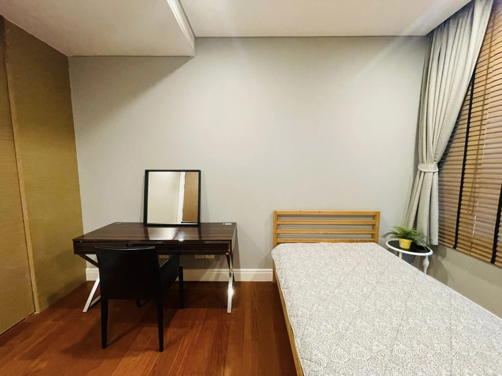 For rent: Bright Sukhumvit 24, 2 bedrooms, plenty of usable space, good location, convenient transportation. Hurry and reserve now!