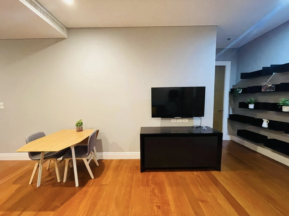 For rent: Bright Sukhumvit 24, 2 bedrooms, plenty of usable space, good location, convenient transportation. Hurry and reserve now!