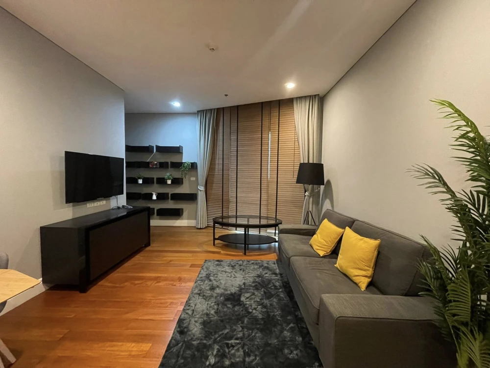 For rent: Bright Sukhumvit 24, 2 bedrooms, plenty of usable space, good location, convenient transportation. Hurry and reserve now!