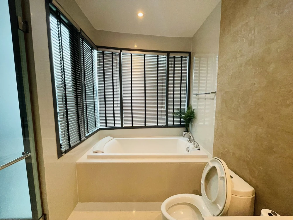 For rent: Bright Sukhumvit 24, 2 bedrooms, plenty of usable space, good location, convenient transportation. Hurry and reserve now!