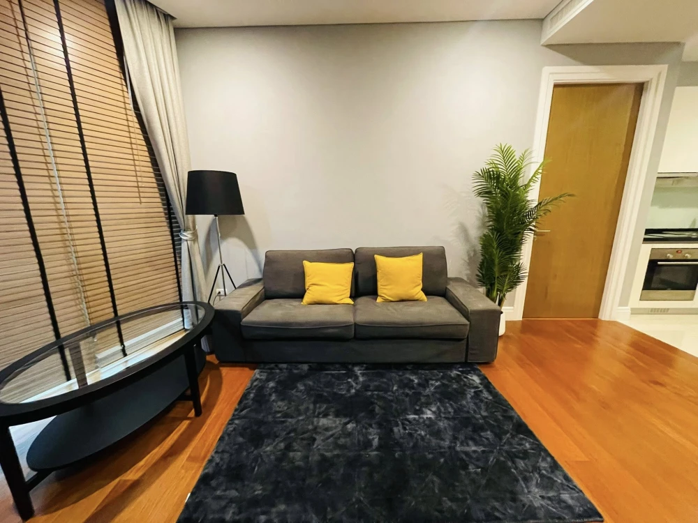 For rent: Bright Sukhumvit 24, 2 bedrooms, plenty of usable space, good location, convenient transportation. Hurry and reserve now!