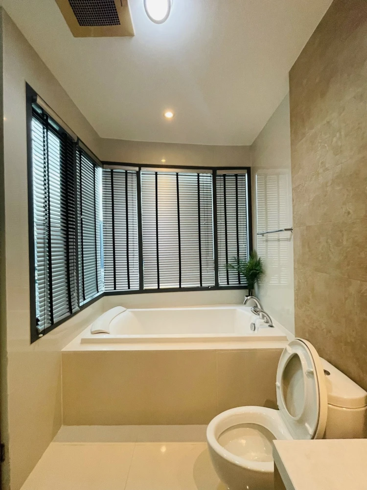 For rent: Bright Sukhumvit 24, 2 bedrooms, plenty of usable space, good location, convenient transportation. Hurry and reserve now!