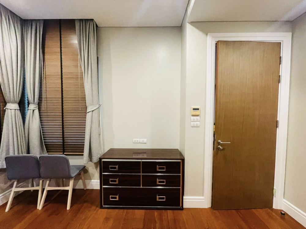 For rent: Bright Sukhumvit 24, 2 bedrooms, plenty of usable space, good location, convenient transportation. Hurry and reserve now!