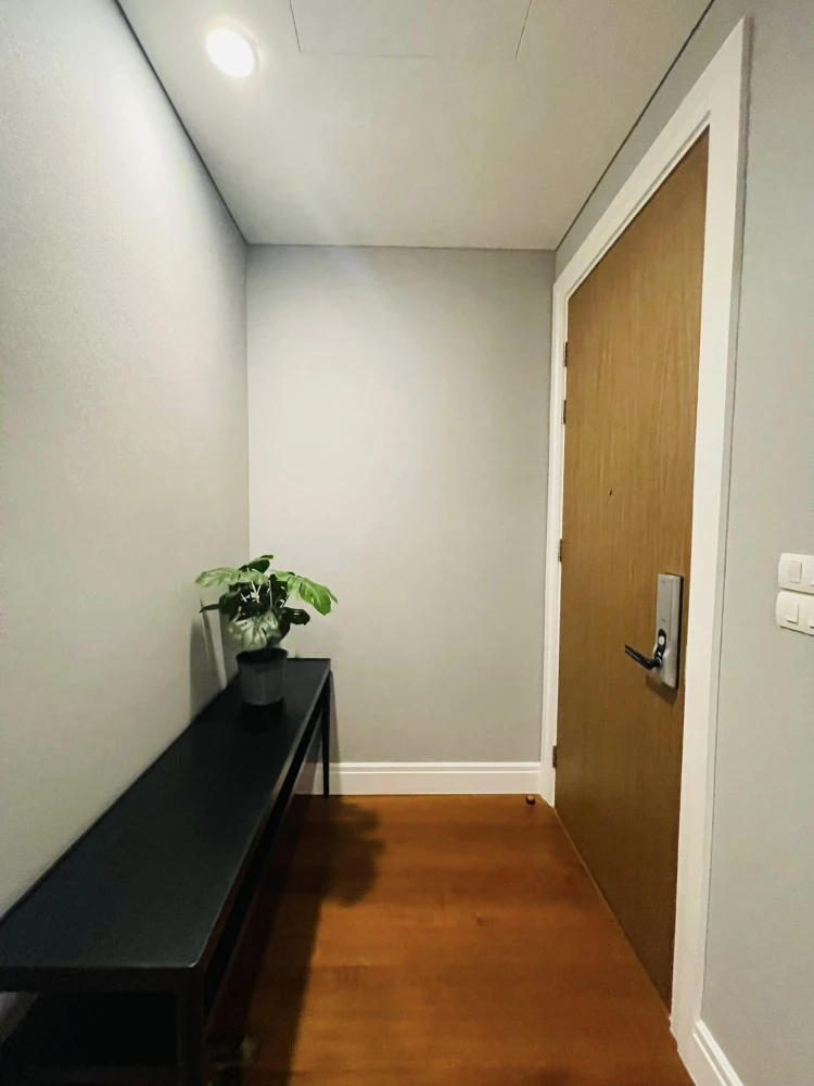 For rent: Bright Sukhumvit 24, 2 bedrooms, plenty of usable space, good location, convenient transportation. Hurry and reserve now!
