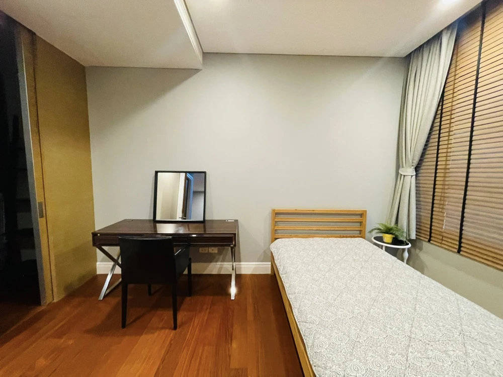 For rent: Bright Sukhumvit 24, 2 bedrooms, plenty of usable space, good location, convenient transportation. Hurry and reserve now!