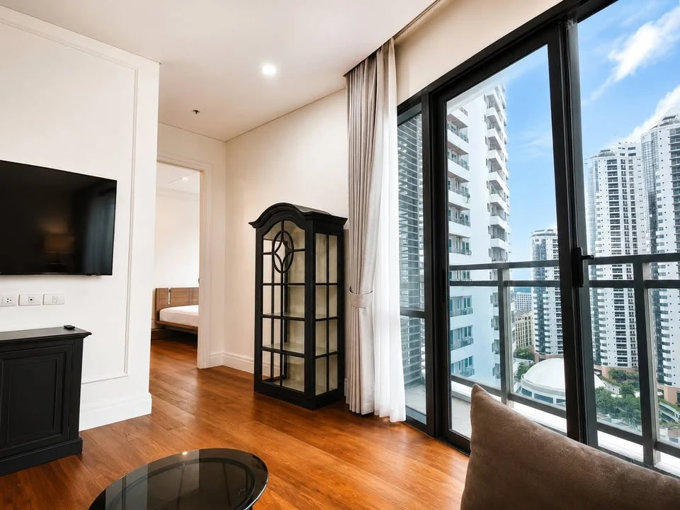 For rent: Bright Sukhumvit 24. Nice, spacious high-floor unit. Book now, don't miss out!!!!