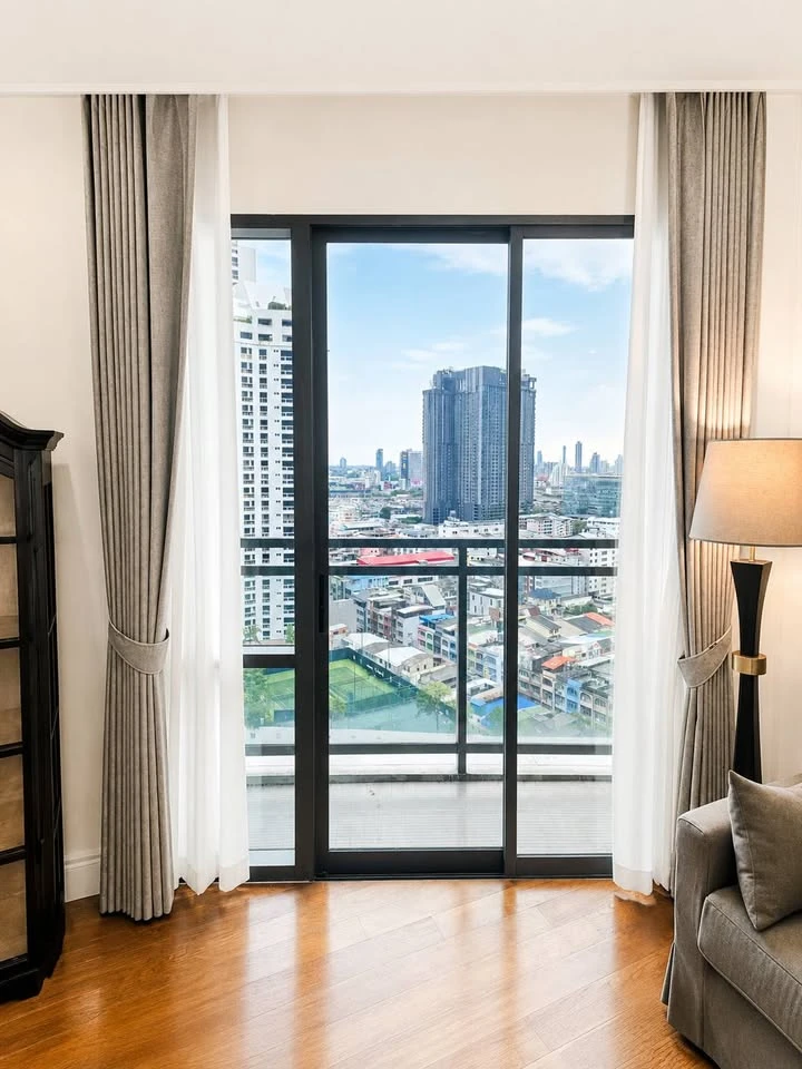 For rent: Bright Sukhumvit 24. Nice, spacious high-floor unit. Book now, don't miss out!!!!