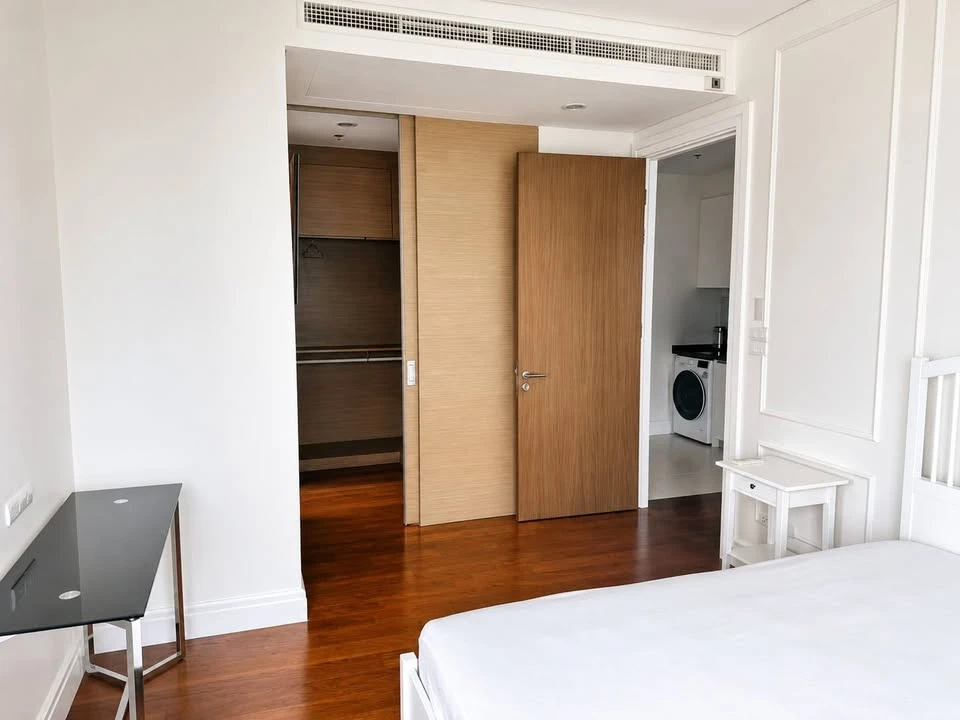 For rent: Bright Sukhumvit 24. Nice, spacious high-floor unit. Book now, don't miss out!!!!