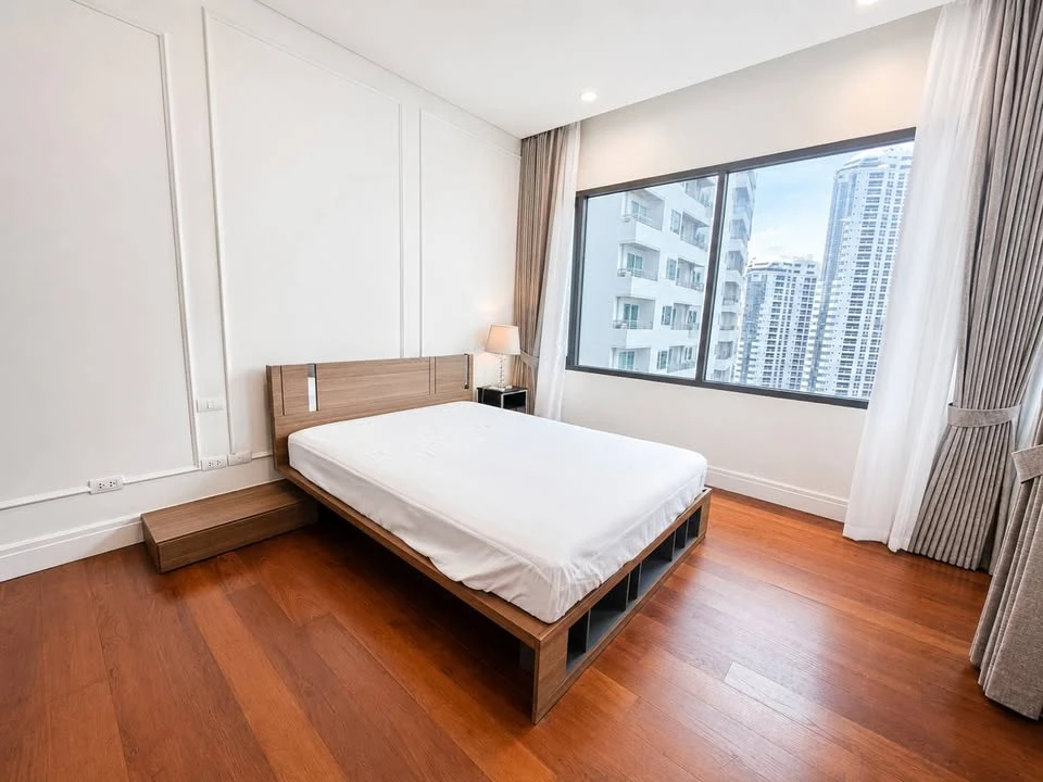 For rent: Bright Sukhumvit 24. Nice, spacious high-floor unit. Book now, don't miss out!!!!
