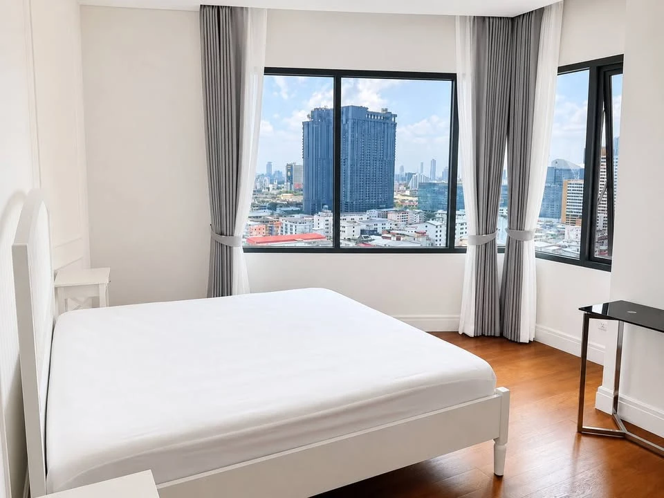 For rent: Bright Sukhumvit 24. Nice, spacious high-floor unit. Book now, don't miss out!!!!