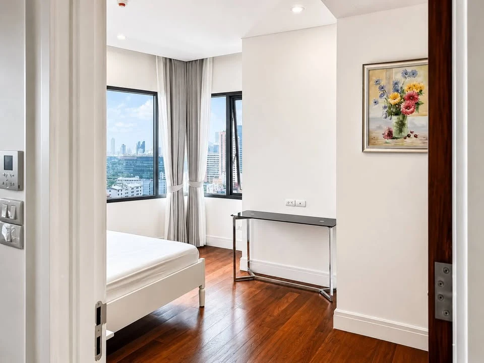 For rent: Bright Sukhumvit 24. Nice, spacious high-floor unit. Book now, don't miss out!!!!