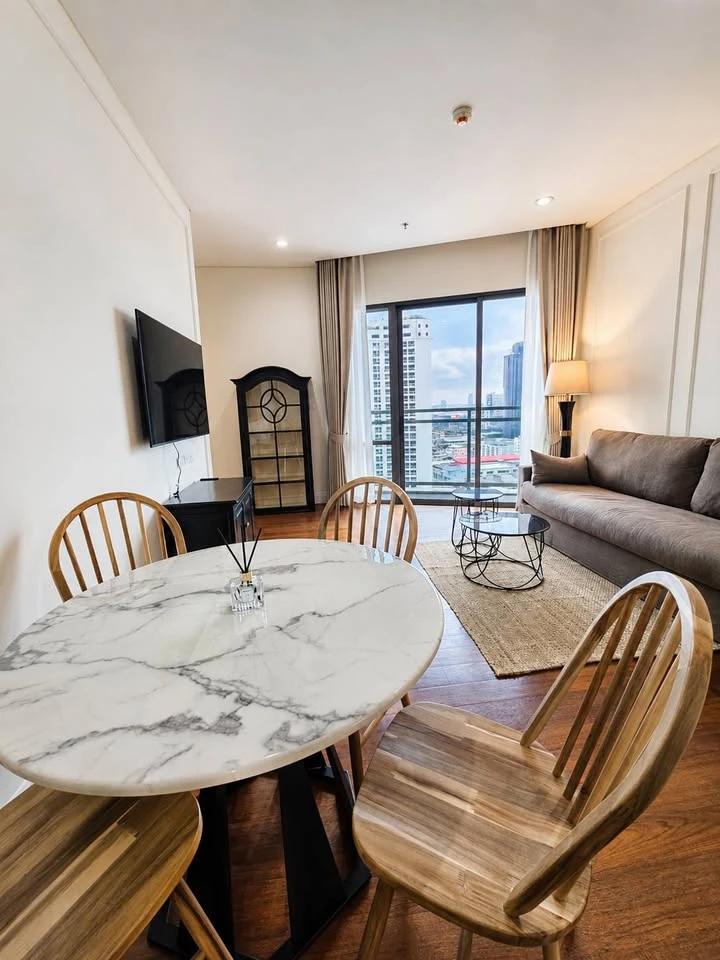 For rent: Bright Sukhumvit 24. Nice, spacious high-floor unit. Book now, don't miss out!!!!