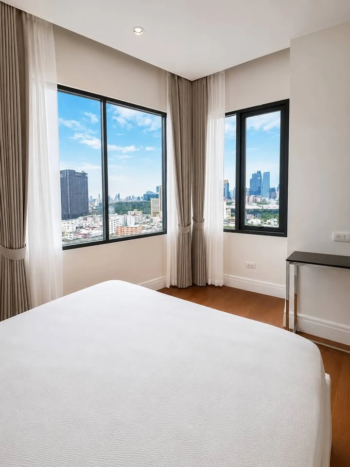 For rent: Bright Sukhumvit 24. Nice, spacious high-floor unit. Book now, don't miss out!!!!