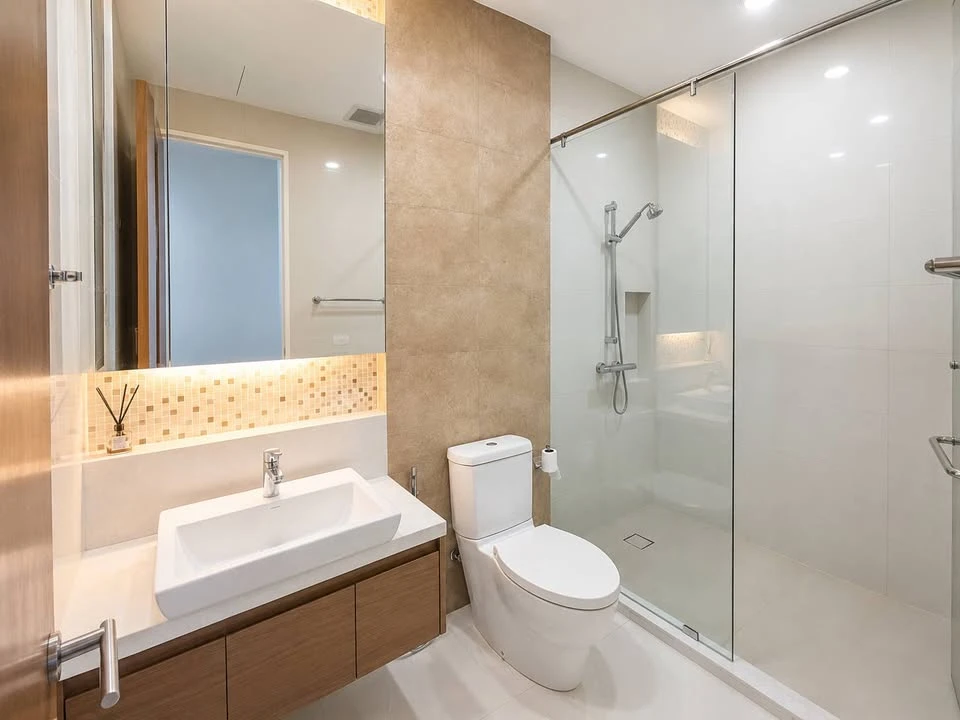 For rent: Bright Sukhumvit 24. Nice, spacious high-floor unit. Book now, don't miss out!!!!