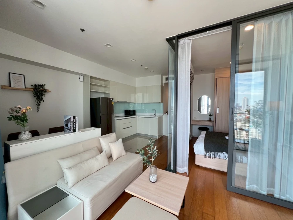 For rent: Bright Wongwian Yai, 14th floor. Nice, fully furnished unit. Book now! Don't miss out!