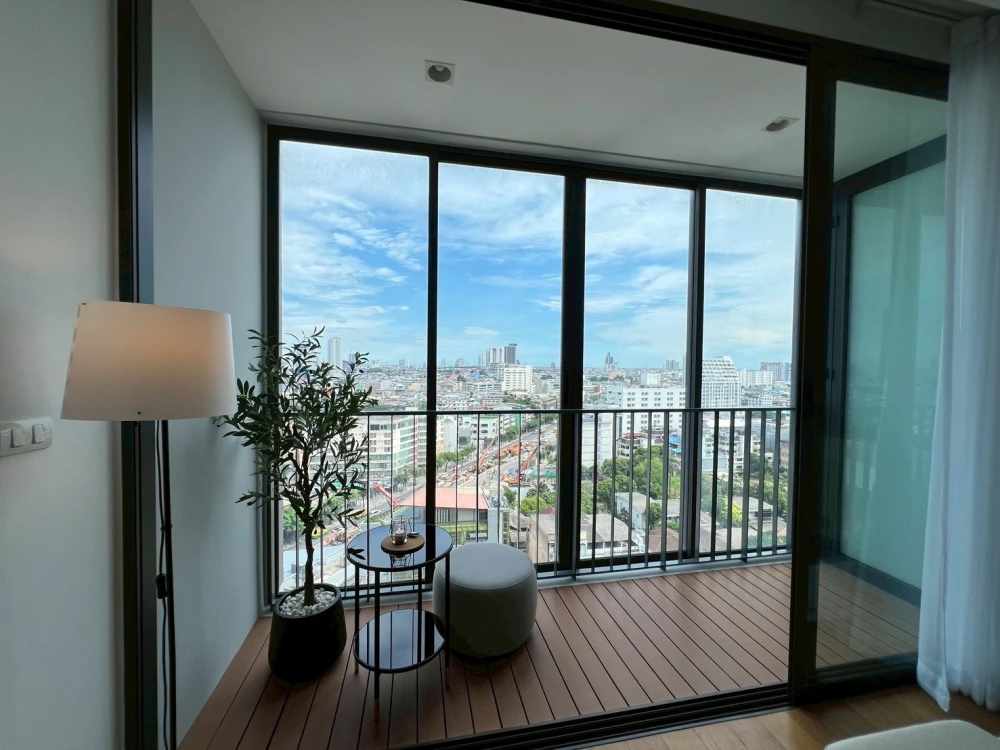 For rent: Bright Wongwian Yai, 14th floor. Nice, fully furnished unit. Book now! Don't miss out!
