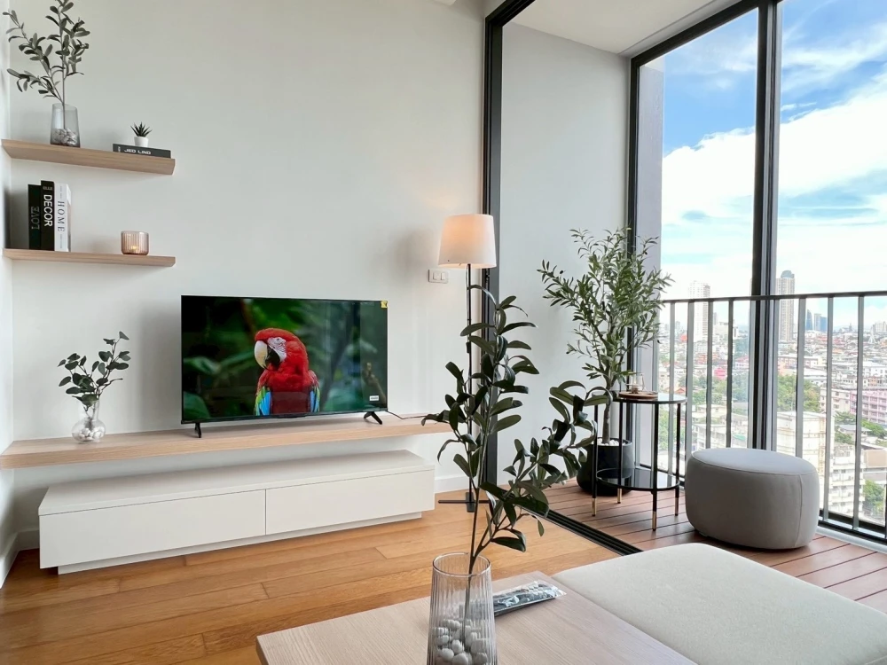 For rent: Bright Wongwian Yai, 14th floor. Nice, fully furnished unit. Book now! Don't miss out!