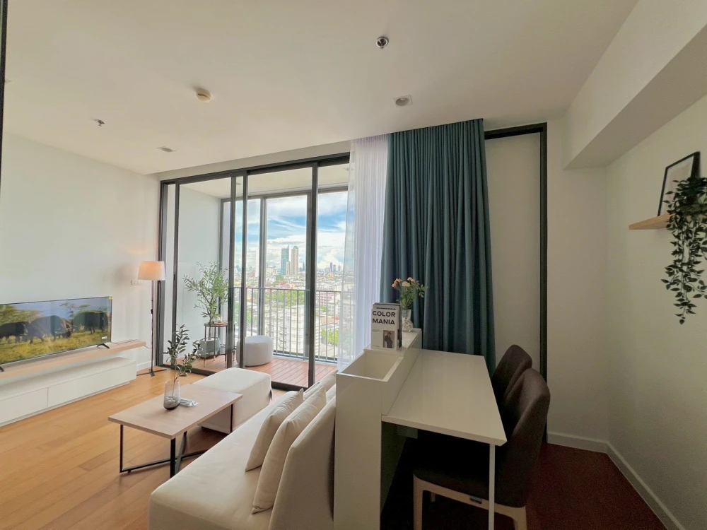 For rent: Bright Wongwian Yai, 14th floor. Nice, fully furnished unit. Book now! Don't miss out!